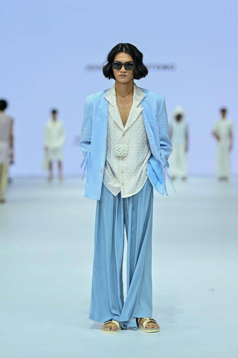 Koleksi Kasual dari LPMM dan LPA Bernuansa Biru di JFW 2025. 22 Oktober 2024. (Jakarta Fashion Week / Dandy Hendrata)