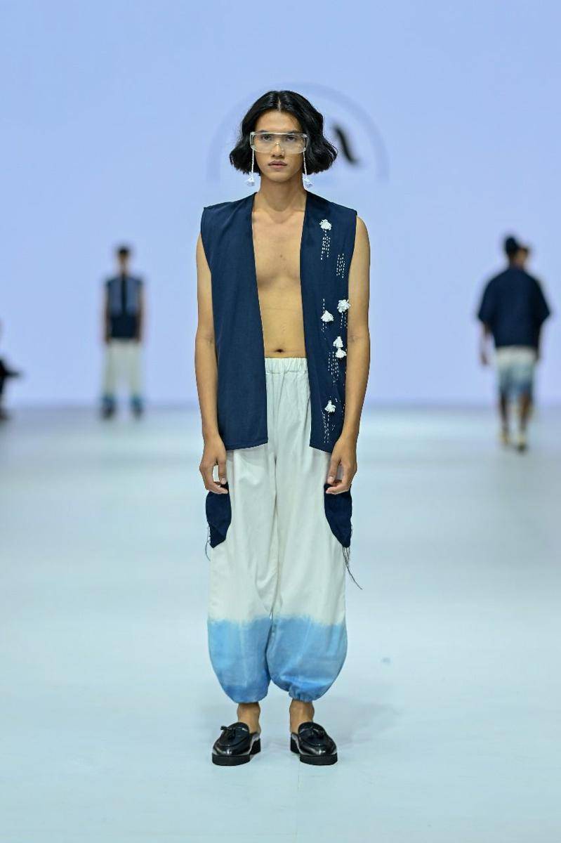 Koleksi Kasual dari LPMM dan LPA Bernuansa Biru di JFW 2025. 22 Oktober 2024. (Jakarta Fashion Week / Dandy Hendrata)