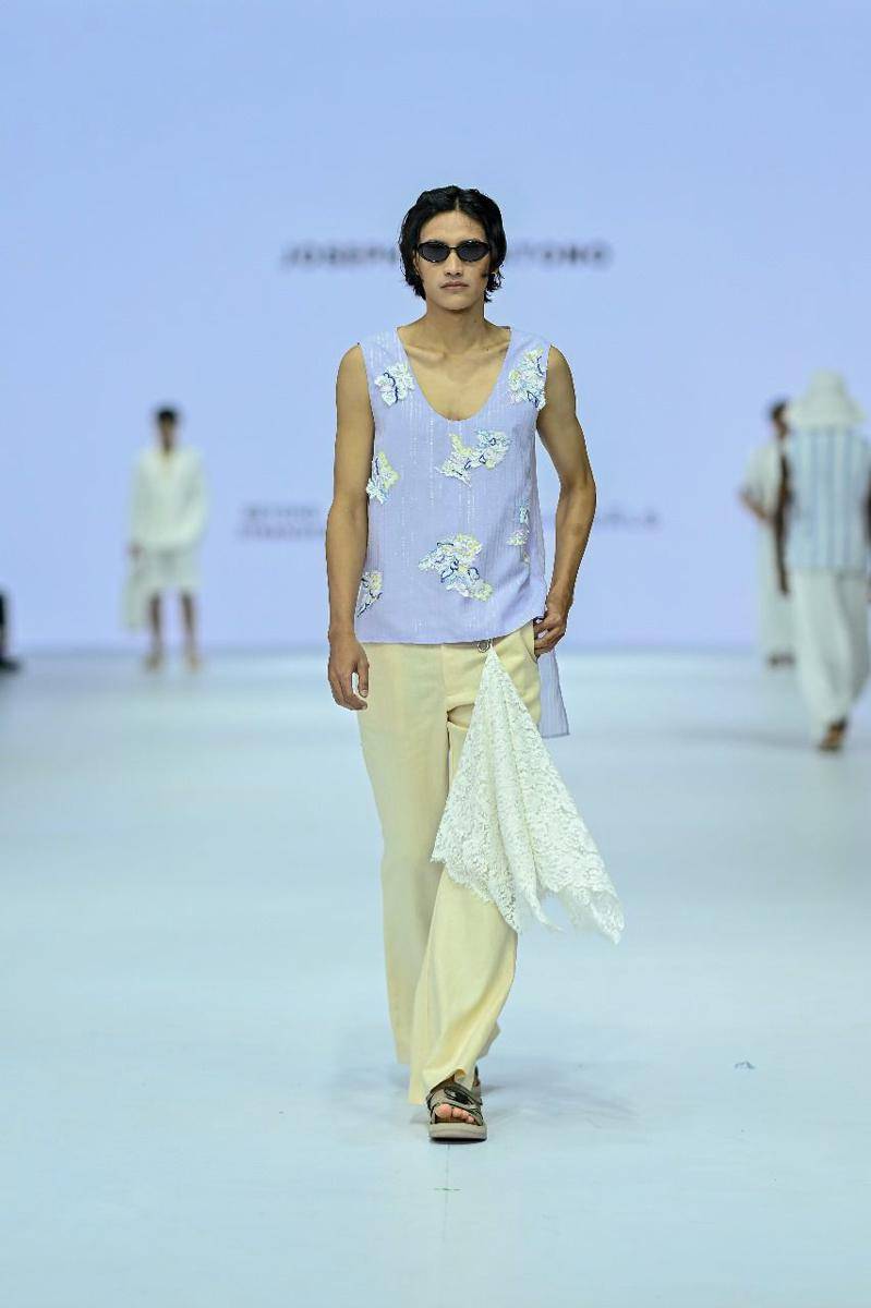 Koleksi Kasual dari LPMM dan LPA Bernuansa Biru di JFW 2025. 22 Oktober 2024. (Jakarta Fashion Week / Dandy Hendrata)