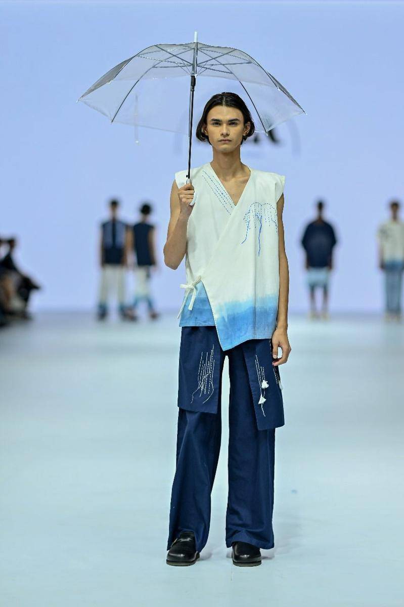 Koleksi Kasual dari LPMM dan LPA Bernuansa Biru di JFW 2025. 22 Oktober 2024. (Jakarta Fashion Week / Dandy Hendrata)