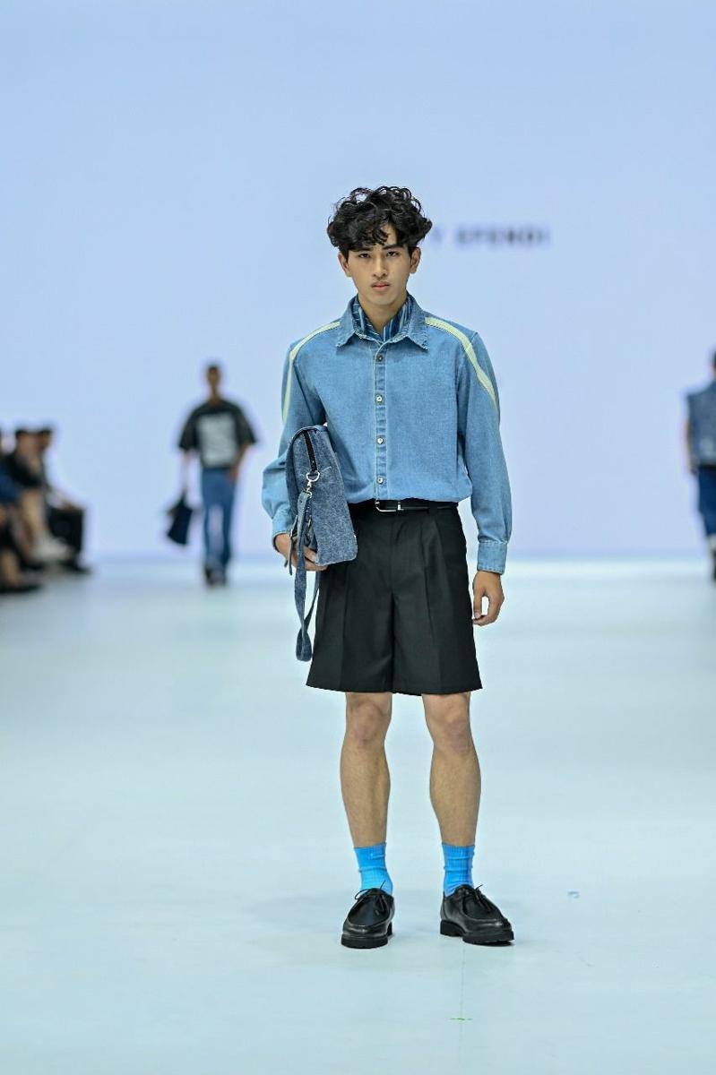 Koleksi Kasual dari LPMM dan LPA Bernuansa Biru di JFW 2025. 22 Oktober 2024. (Jakarta Fashion Week / Dandy Hendrata)