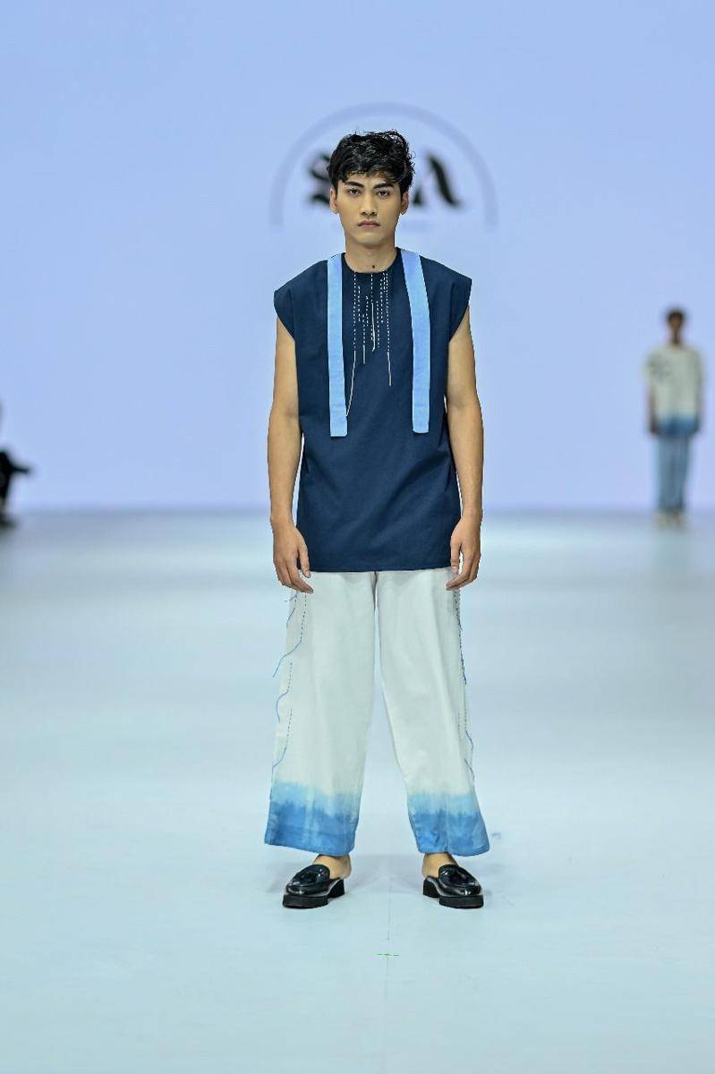 Koleksi Kasual dari LPMM dan LPA Bernuansa Biru di JFW 2025. 22 Oktober 2024. (Jakarta Fashion Week / Dandy Hendrata)