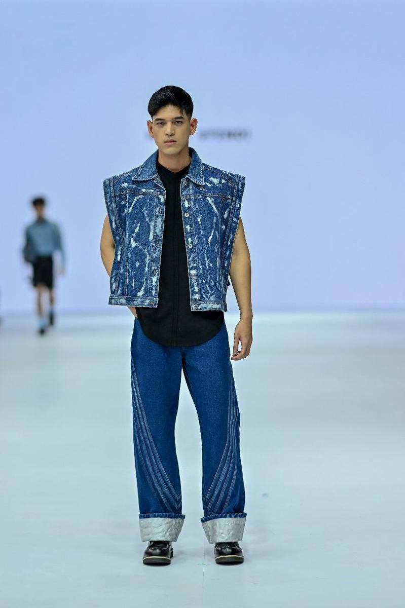 Koleksi Kasual dari LPMM dan LPA Bernuansa Biru di JFW 2025. 22 Oktober 2024. (Jakarta Fashion Week / Dandy Hendrata)