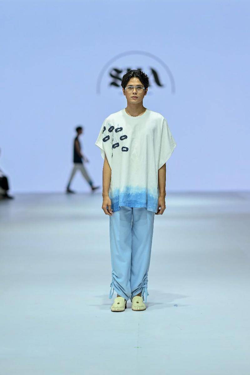Koleksi Kasual dari LPMM dan LPA Bernuansa Biru di JFW 2025. 22 Oktober 2024. (Jakarta Fashion Week / Dandy Hendrata)