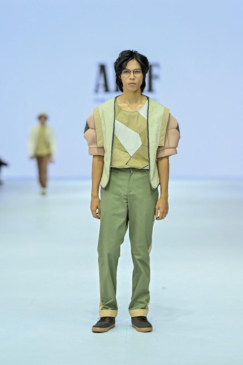 Koleksi Finalis LPMM & LPA dengan Nuansa Earth Tone di JFW 2025. 22 Oktober 2024. (Jakarta Fashion Week / Dandy Hendrata)