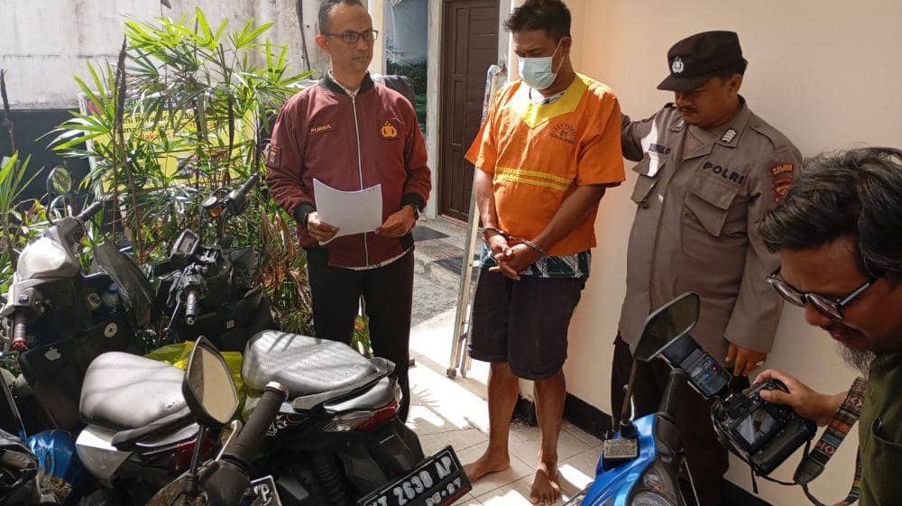 FS (rompi oranye) ditangkap polisi. (Dok. Polresta Balikpapan)