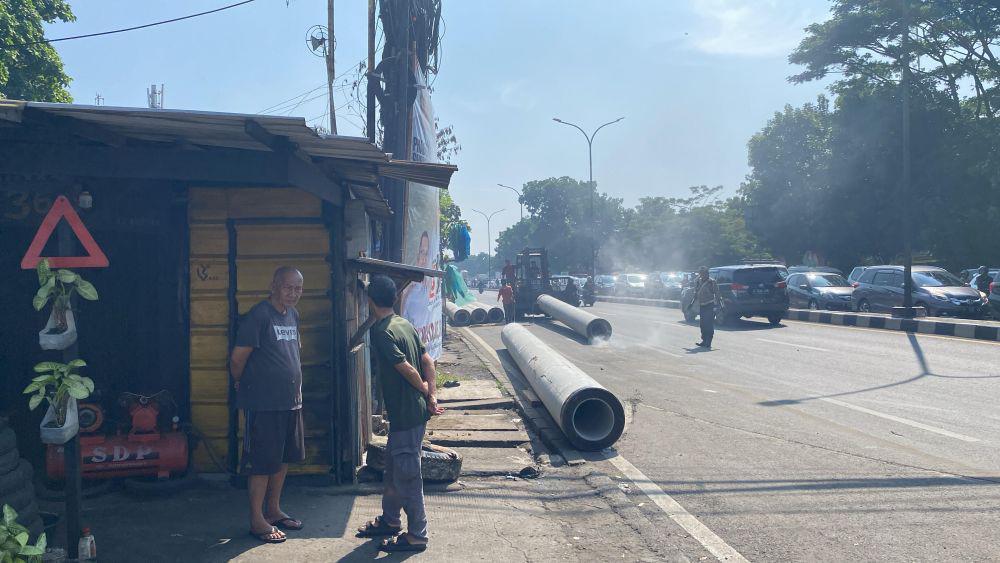 Truk Angkut Puluhan Paku Bumi Jatuh di Simpang Buah Batu