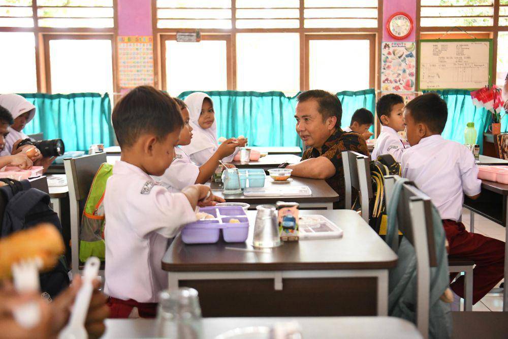 PJ Gubernur Jabar Bey Machmudin tinjau uji coba Makan Bergizi Gratis di Sumedang (Humas/Pemprov Jabar)