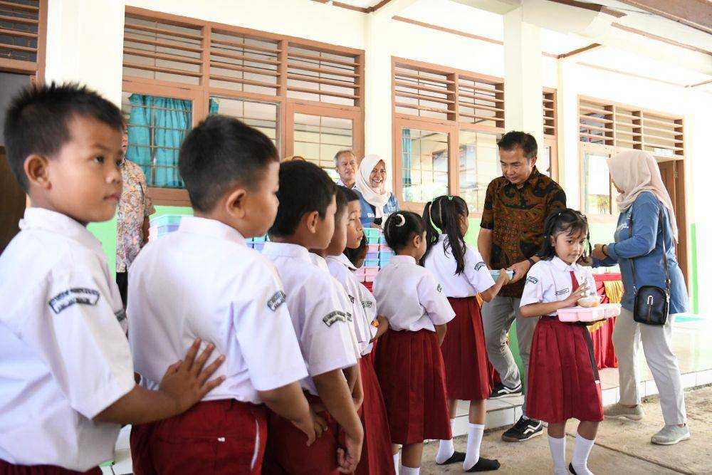 PJ Gubernur Jabar Bey Machmudin tinjau uji coba Makan Bergizi Gratis di Sumedang (Humas/Pemprov Jabar)