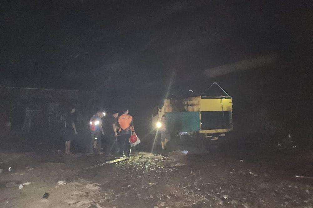 Truk Meledak saat Bongkar Muat Solar Ilegal, 1 Orang Tewas