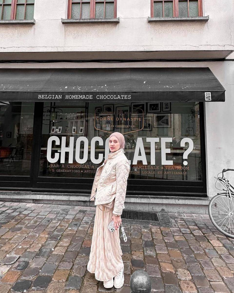 ide outfit traveling ke luar negeri ala Adinda Amira (instagram.com/adindaamiraa)