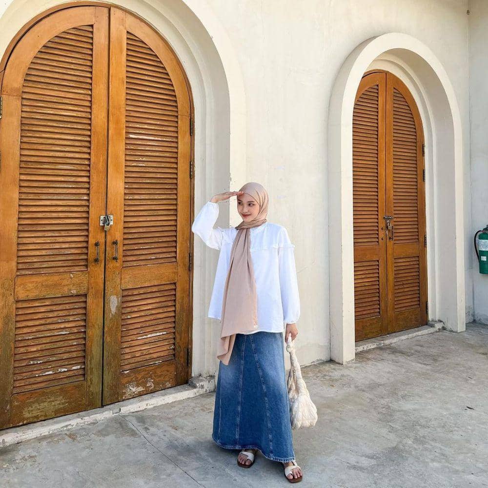 padu padan outfit denim ala Julia Prastini (instagram.com/juliaprt7)