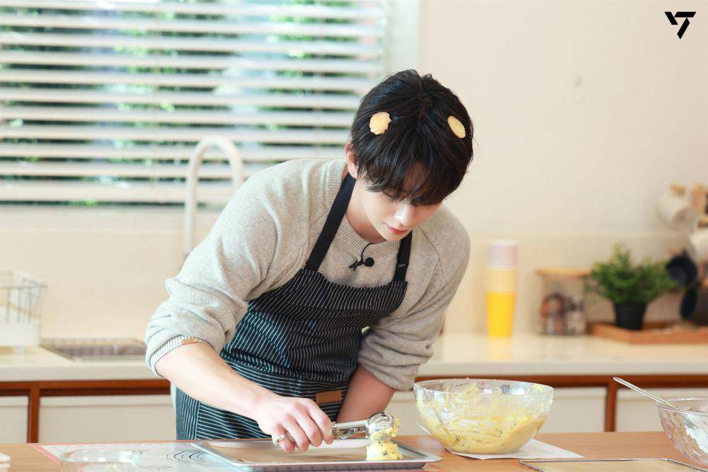potret Joshua SEVENTEEN membuat Levain cookies (weverse.io/seventeen)