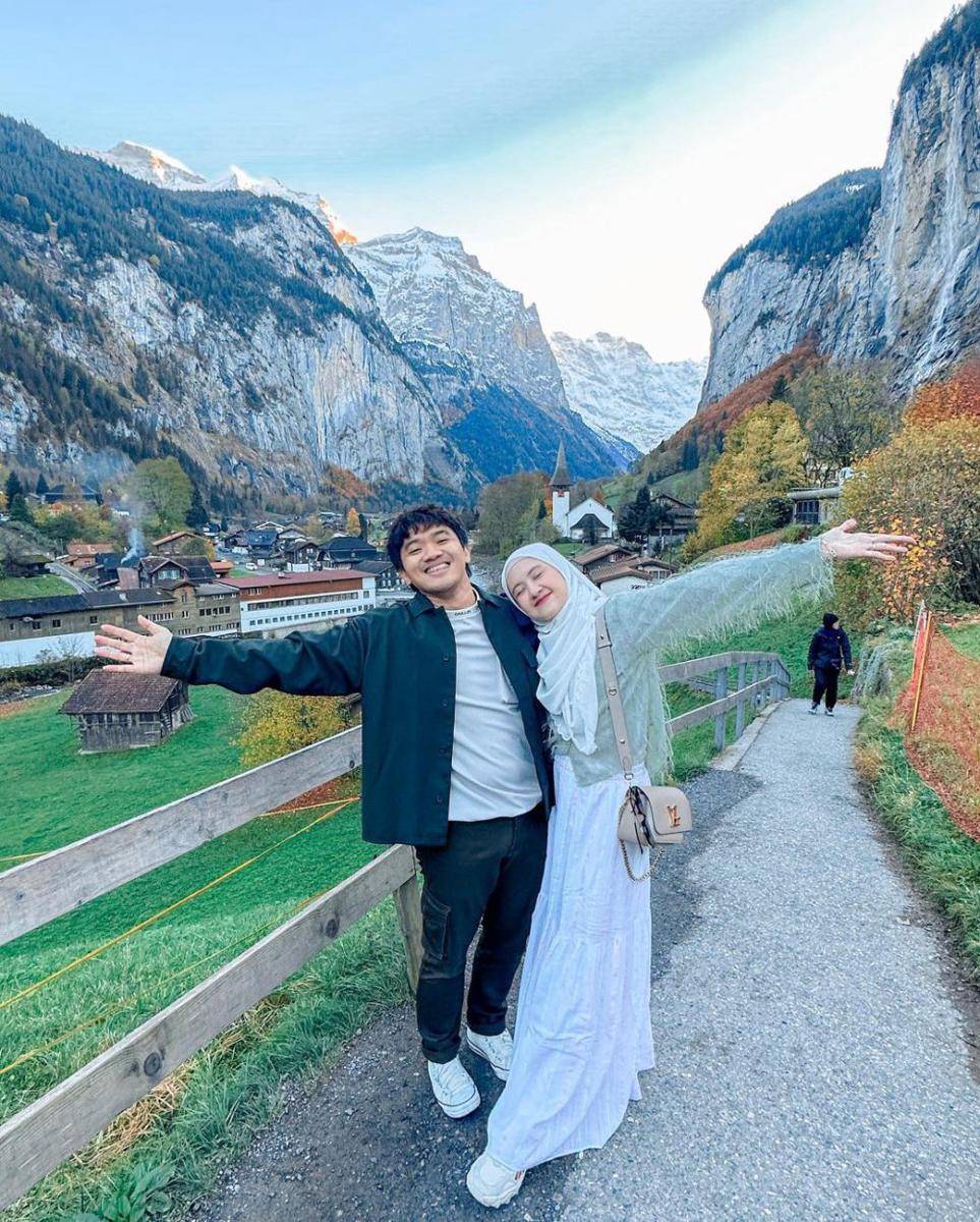 ide outfit traveling ke luar negeri ala Adinda Amira (instagram.com/adindaamiraa)