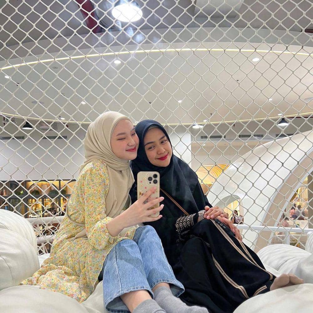 padu padan outfit denim ala Julia Prastini (instagram.com/juliaprt7)