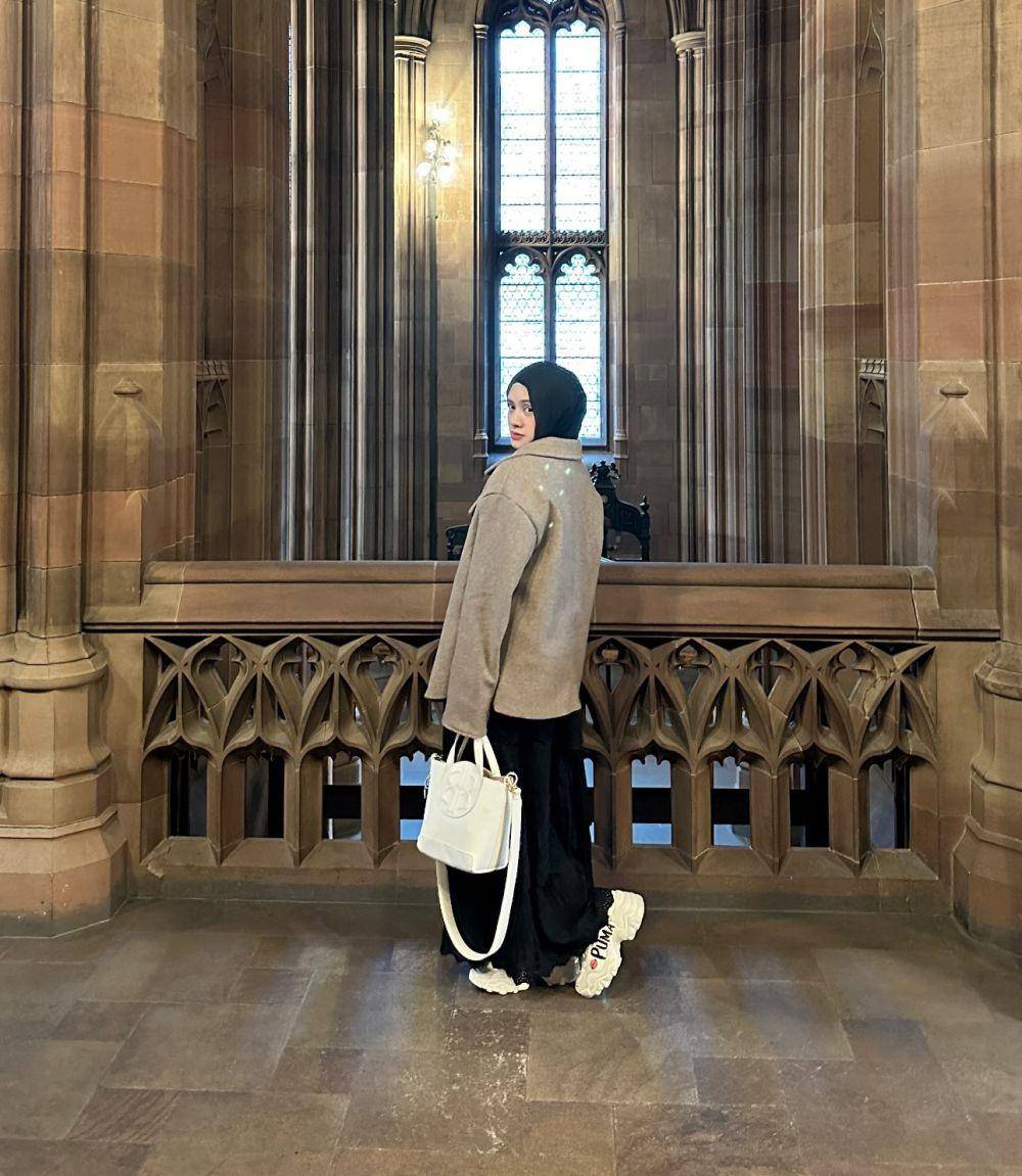 ide outfit traveling ke luar negeri ala Adinda Amira (instagram.com/adindaamiraa)
