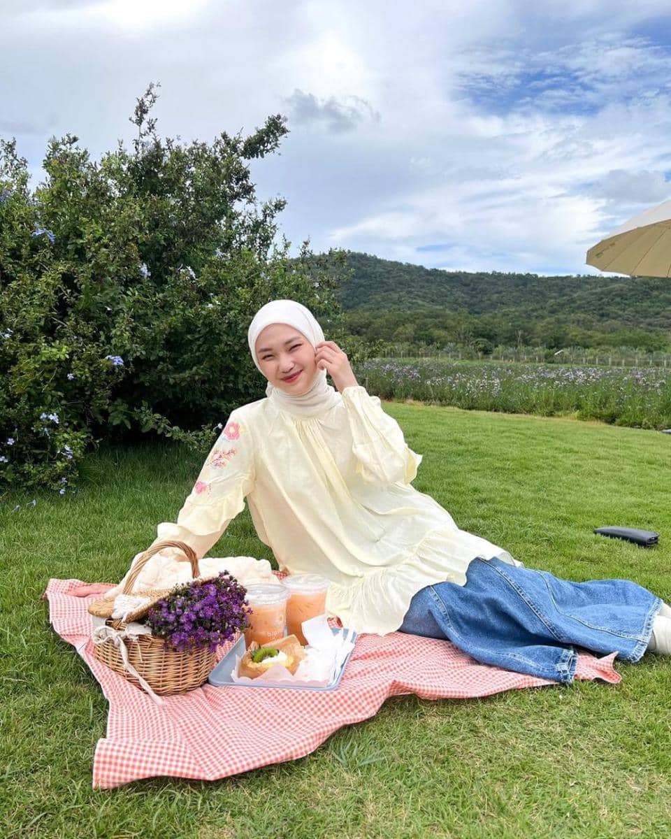 padu padan outfit denim ala Julia Prastini (instagram.com/juliaprt7)