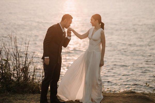 7 Potret Prewedding Febby Rastanty dan Drajad, Romantis di Pantai