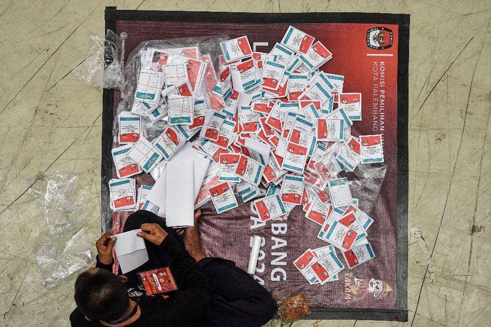 Proses pelipatan surat suara yang dilakukan di Gudang KPU Palembang. ANTARA FOTO/Nova Wahyudi