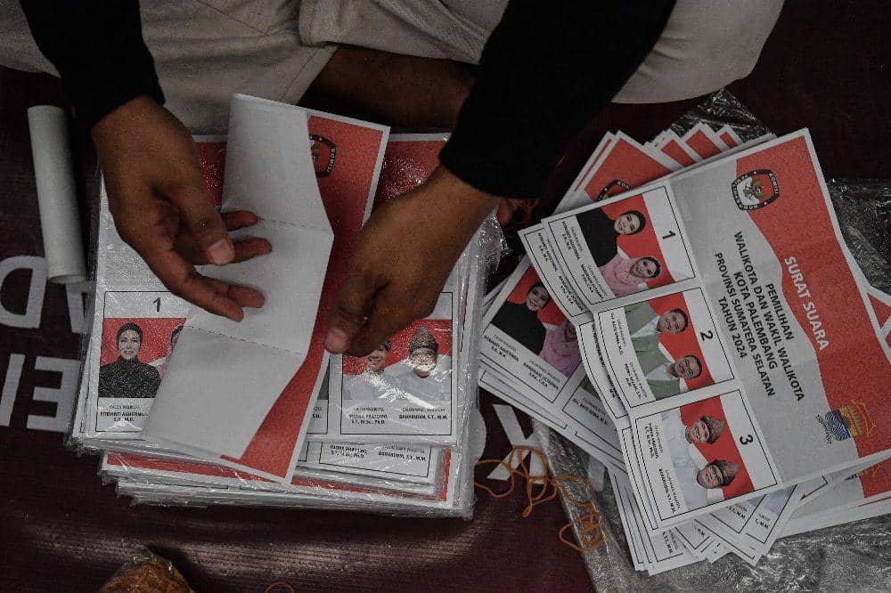 Proses pelipatan surat suara yang dilakukan di Gudang KPU Palembang. ANTARA FOTO/Nova Wahyudi