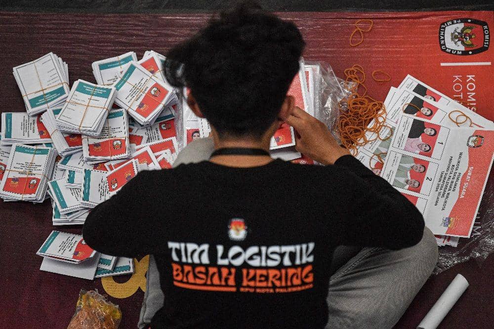 Proses pelipatan surat suara yang dilakukan di Gudang KPU Palembang. ANTARA FOTO/Nova Wahyudi