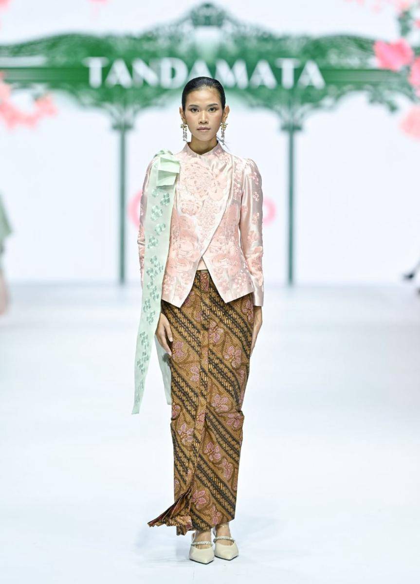 Busana Etnik Modern SOGO di Jakarta Fashion Week 2025 (dok. Jakarta Fashion Week/Dandy Hendrata)