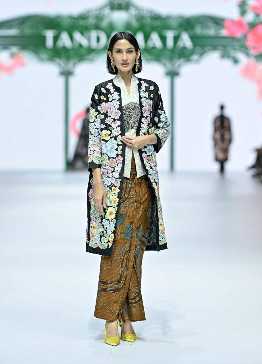 Busana Etnik Modern SOGO di Jakarta Fashion Week 2025 (dok. Jakarta Fashion Week/Dandy Hendrata)