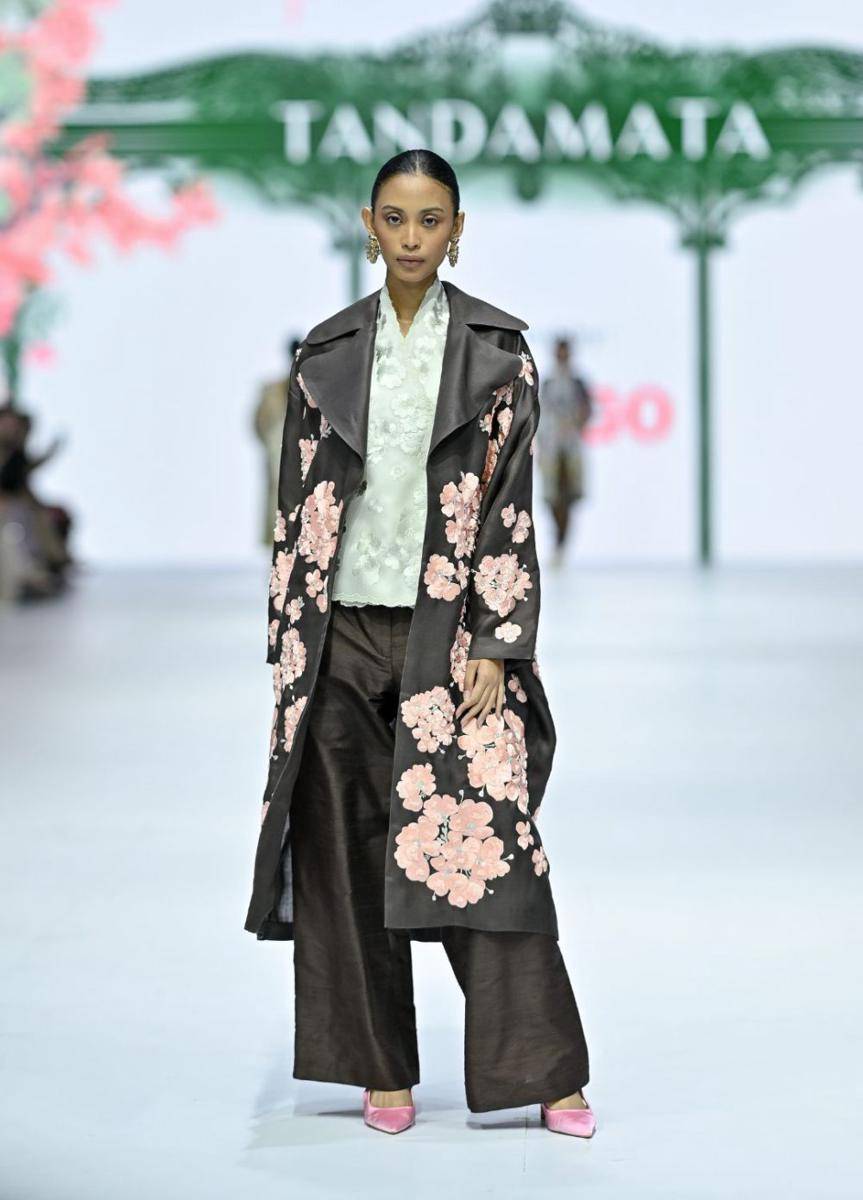 Busana Etnik Modern SOGO di Jakarta Fashion Week 2025 (dok. Jakarta Fashion Week/Dandy Hendrata)