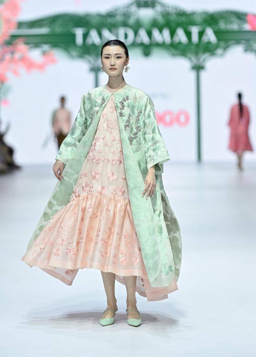 Busana Etnik Modern SOGO di Jakarta Fashion Week 2025 (dok. Jakarta Fashion Week/Dandy Hendrata)