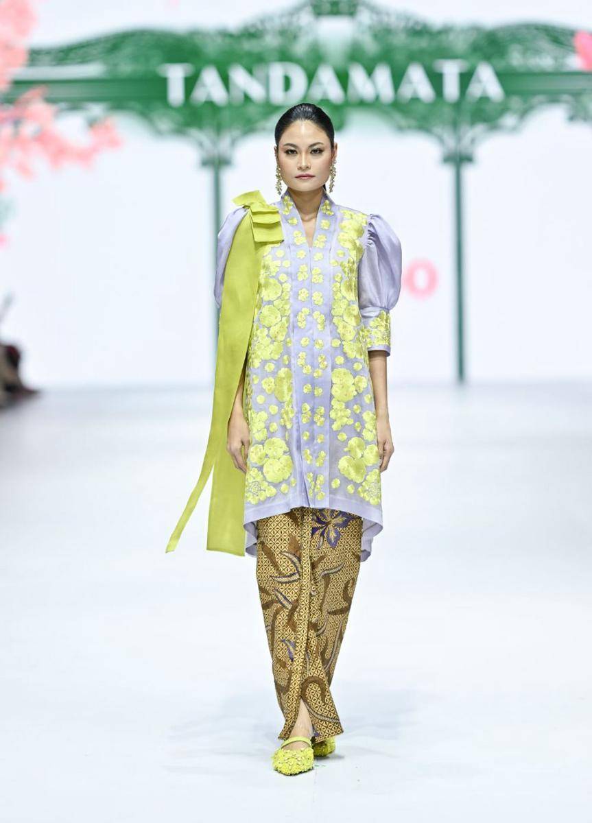 Busana Etnik Modern SOGO di Jakarta Fashion Week 2025 (dok. Jakarta Fashion Week/Dandy Hendrata)