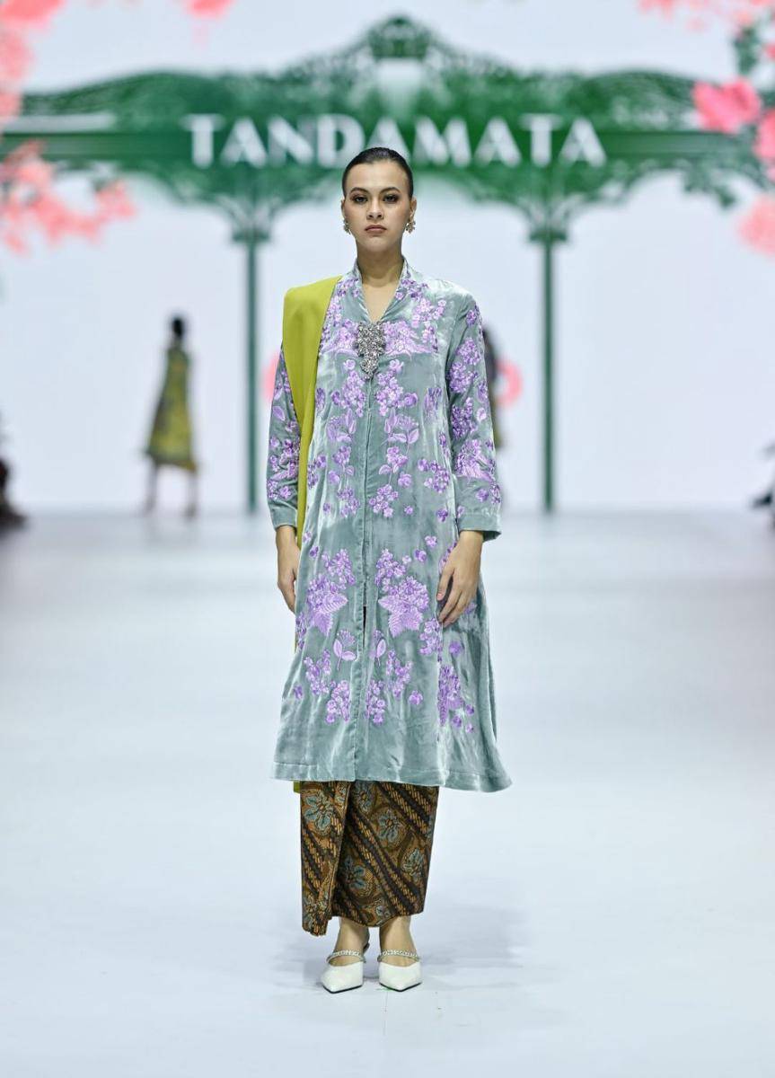 Busana Etnik Modern SOGO di Jakarta Fashion Week 2025 (dok. Jakarta Fashion Week/Dandy Hendrata)