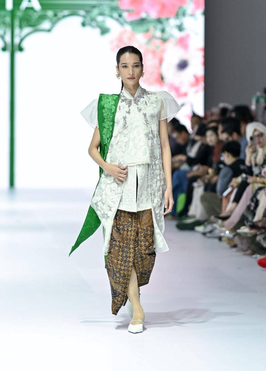 Busana Etnik Modern SOGO di Jakarta Fashion Week 2025 (dok. Jakarta Fashion Week/Dandy Hendrata)