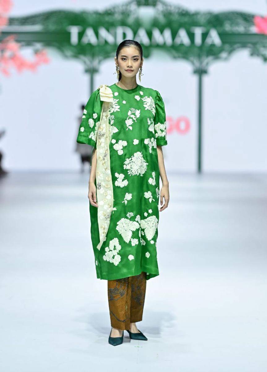 Busana Etnik Modern SOGO di Jakarta Fashion Week 2025 (dok. Jakarta Fashion Week/Dandy Hendrata)