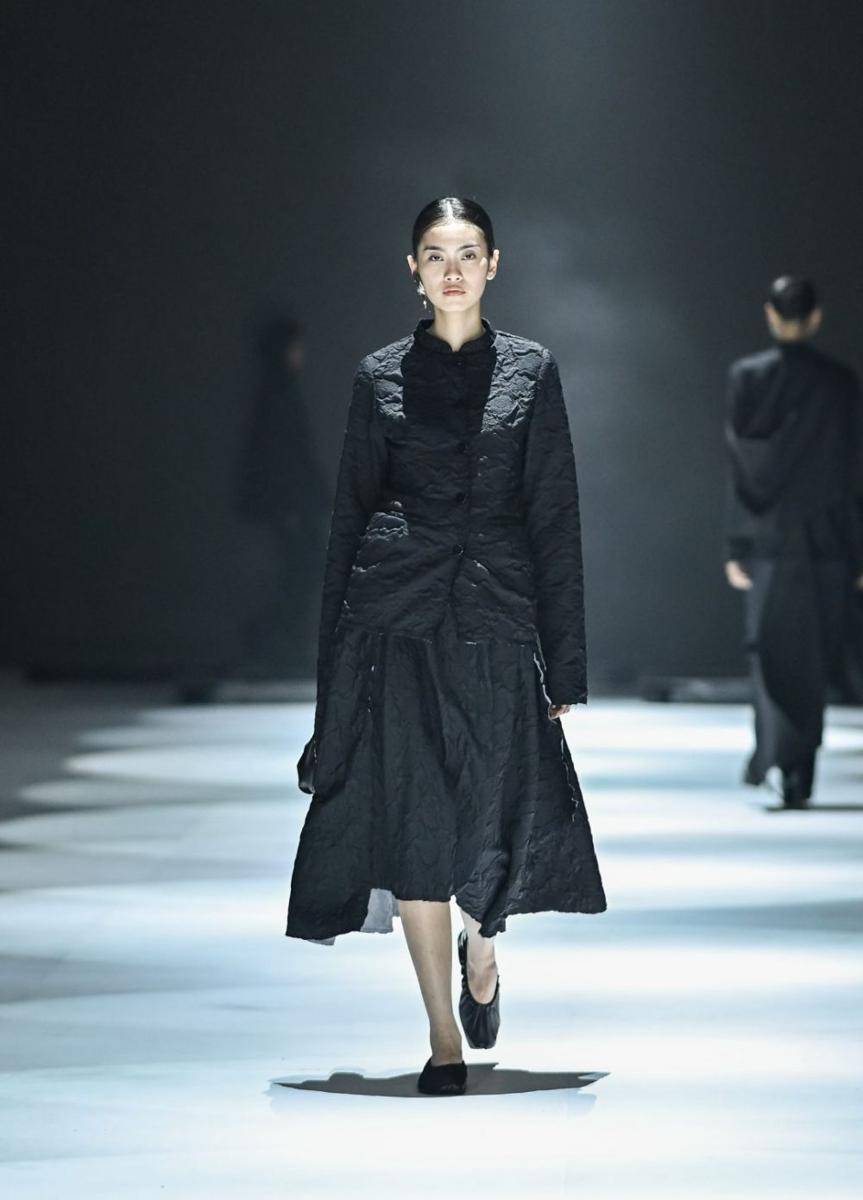 koleksi Black on Black Outfit dari Aesthetic Pleasure di JFW 2025 (dok. Jakarta Fashion Week/Dandy Hendrata)