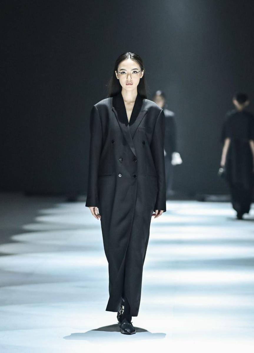 koleksi Black on Black Outfit dari Aesthetic Pleasure di JFW 2025 (dok. Jakarta Fashion Week/Dandy Hendrata)