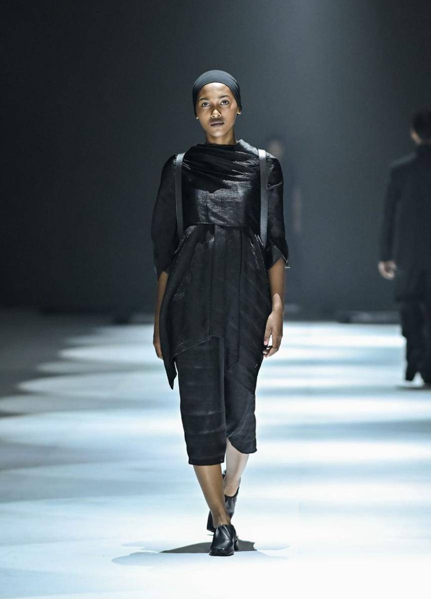 koleksi Black on Black Outfit dari Aesthetic Pleasure di JFW 2025 (dok. Jakarta Fashion Week/Dandy Hendrata)
