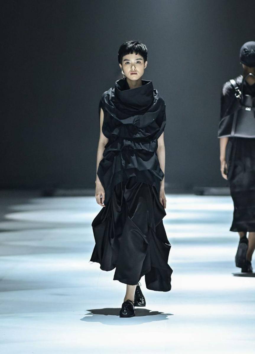koleksi Black on Black Outfit dari Aesthetic Pleasure di JFW 2025 (dok. Jakarta Fashion Week/Dandy Hendrata)