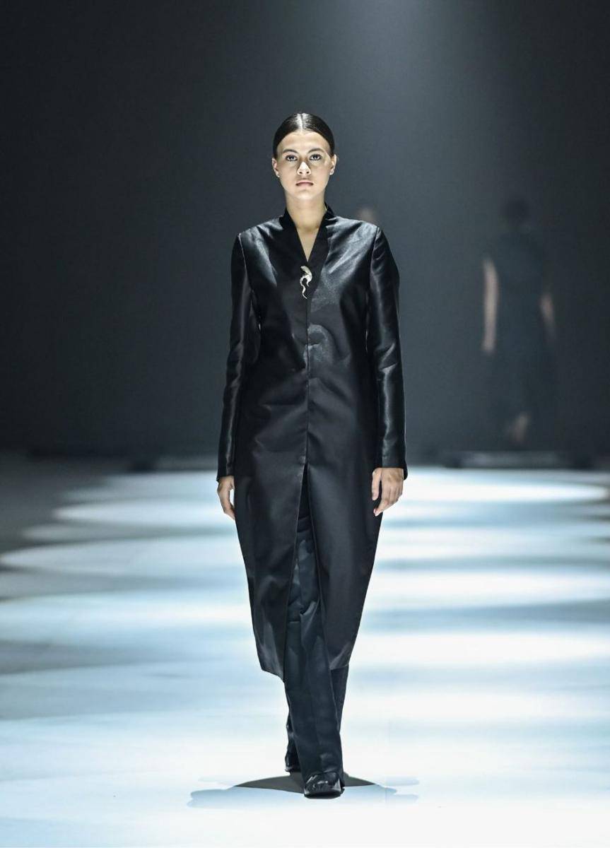 koleksi Black on Black Outfit dari Aesthetic Pleasure di JFW 2025 (dok. Jakarta Fashion Week/Dandy Hendrata)