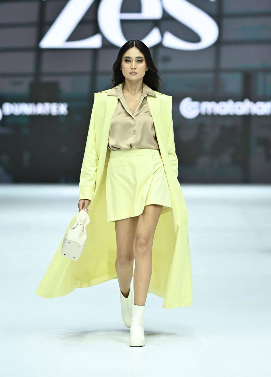 koleksi Matahari dari brand Zes di Jakarta Fashion Week 2025 (dok. Jakarta Fashion Week/Dandy Hendrata)
