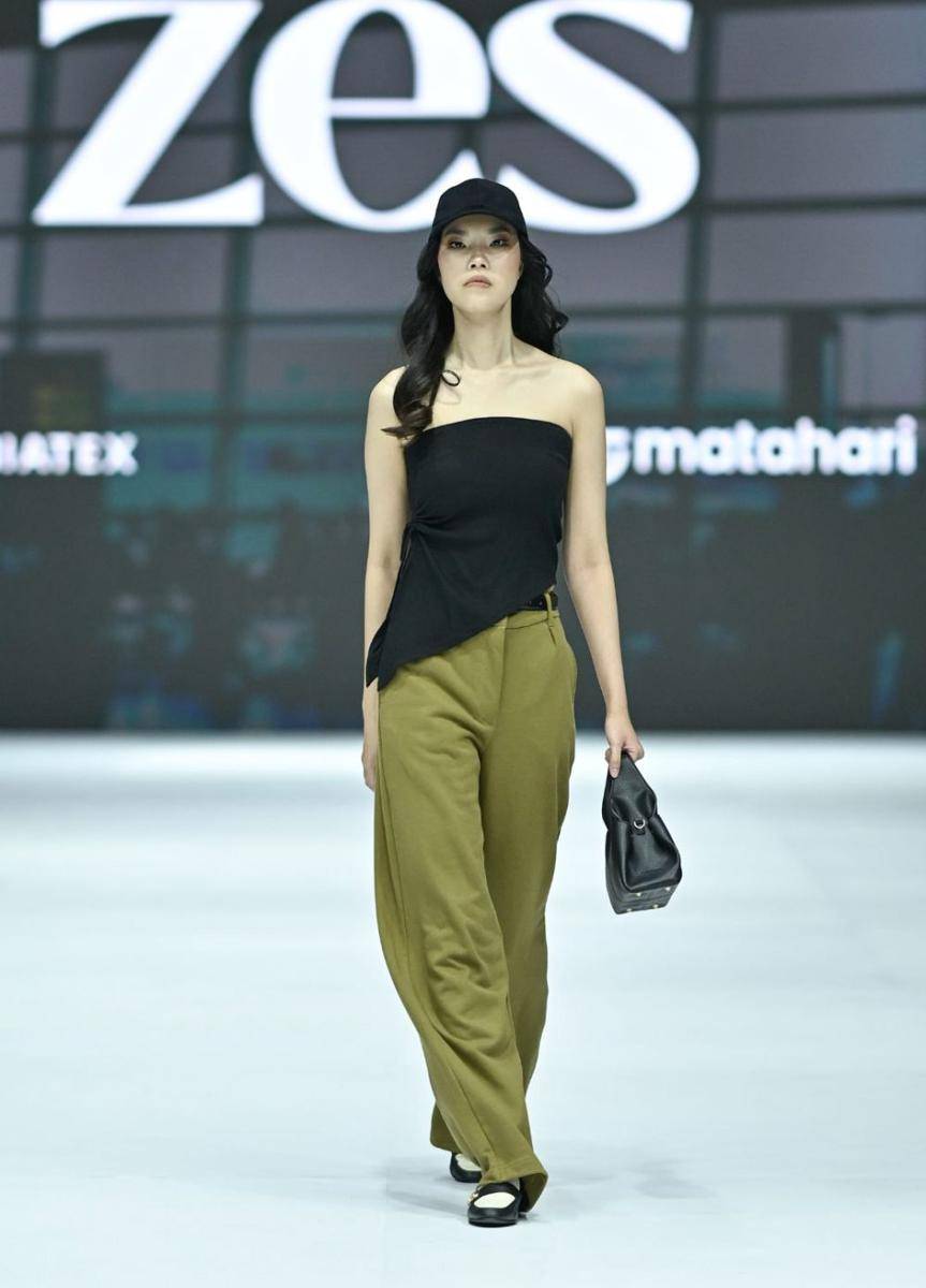 koleksi Matahari dari brand Zes di Jakarta Fashion Week 2025 (dok. Jakarta Fashion Week/Dandy Hendrata)