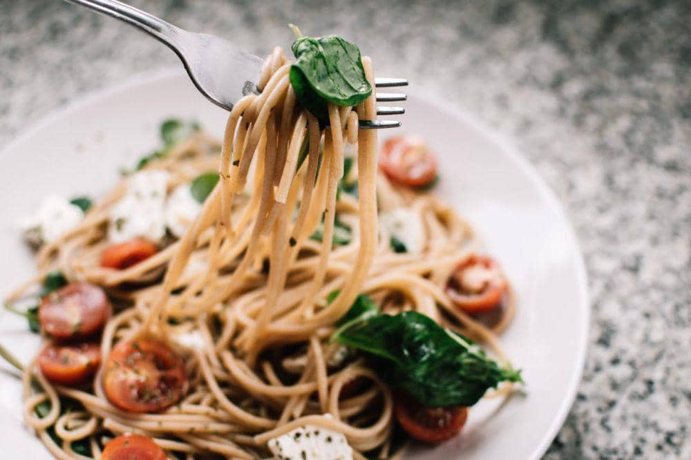 ilustrasi makan pasta (pexels.com/Lisa Fotios)