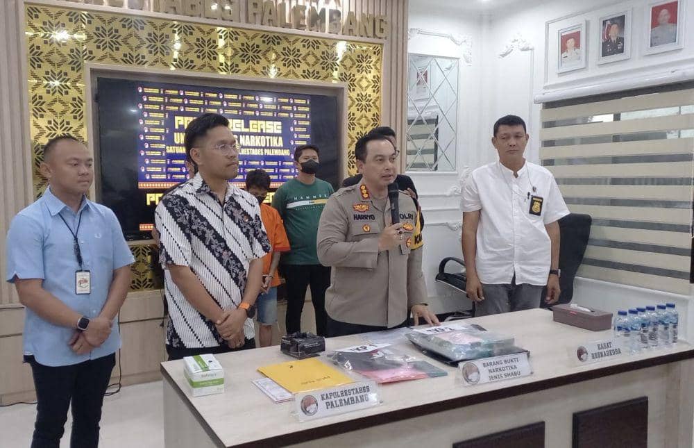 Kapolrestabes Palembang Kombes Pol Harryo Sugihhartono menunjukan barang bukti tangkapan pengedar sabu (Dok: istimewa)