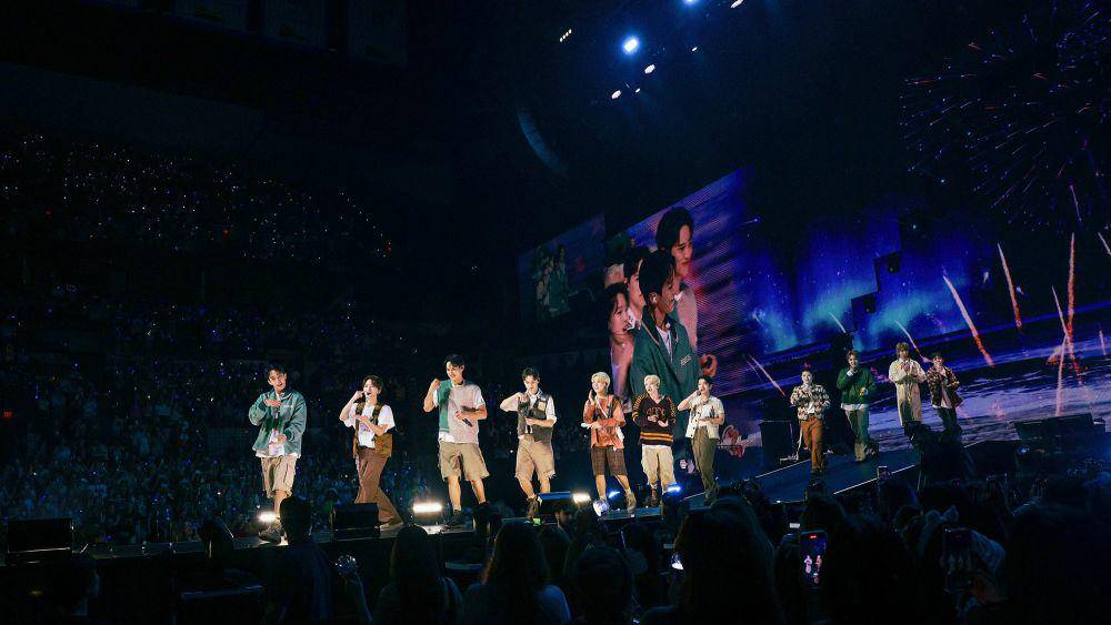 potret member SEVENTEEN saat konser (twitter.com/pledis_17)