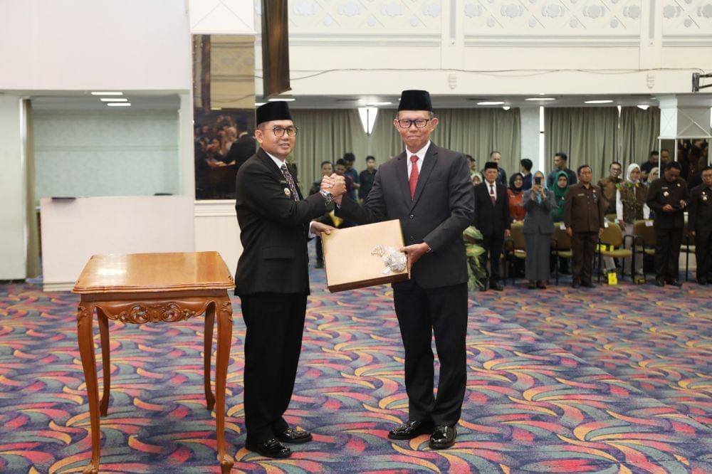 Serah terima jabatan antara Pj Sekda Provinsi Lampung, Fredy (kiri) dan mantan Sekda provinsi Lampung, Fahrizal Darminto (kanan). (IDN Times/Adpim Provinsi Lampung)