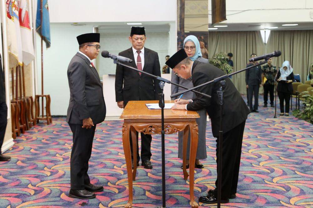 Pelantikan Pj Sekda Lampung, Fredy (kanan) oleh Pj Gubernur Lampung, Samsudin (kiri). (IDN Times/Adpim Provinsi Lampung)