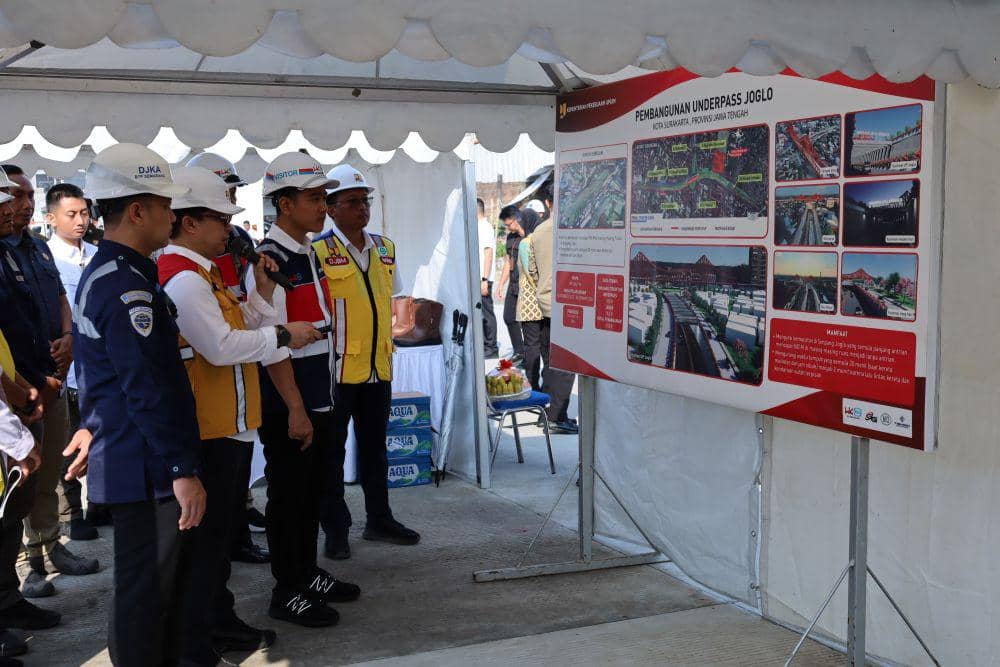 Wapres Gibran Rakabuming meninjau proyek elevated rail di Simpang Joglo, Solo. (Dok/Istimewa)