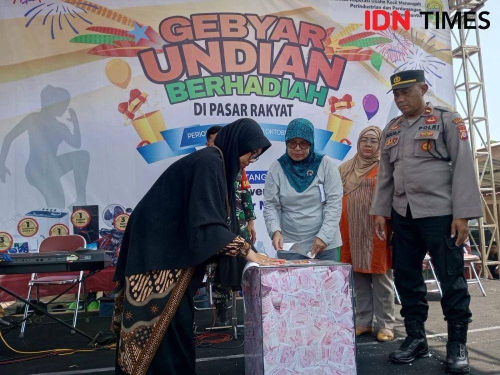 Pengundian kupon berhadiah bagi pengunjung pasar rakyat di Bantul.(IDN Times/Daruwaskita)