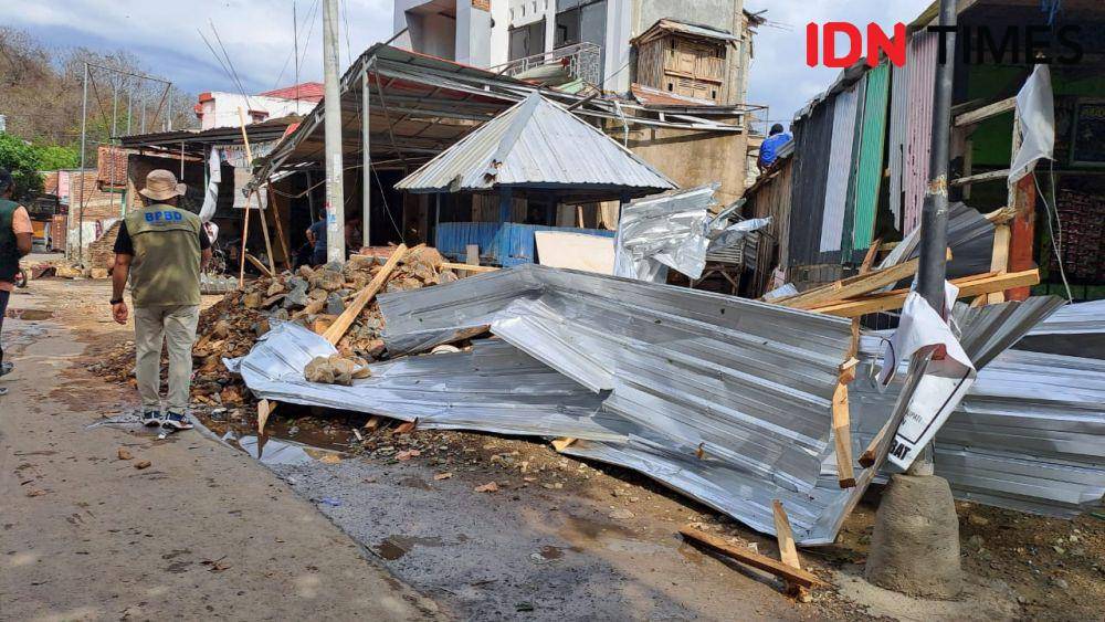 Foto atap seng rumah warga Bima usai dihantam angin puting beliung (Dok/BPBD Bima)