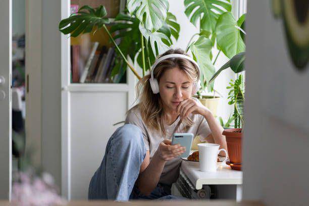 ilustrasi mendengarkan dengan seksama (istockphoto.com/Dima Berlin)