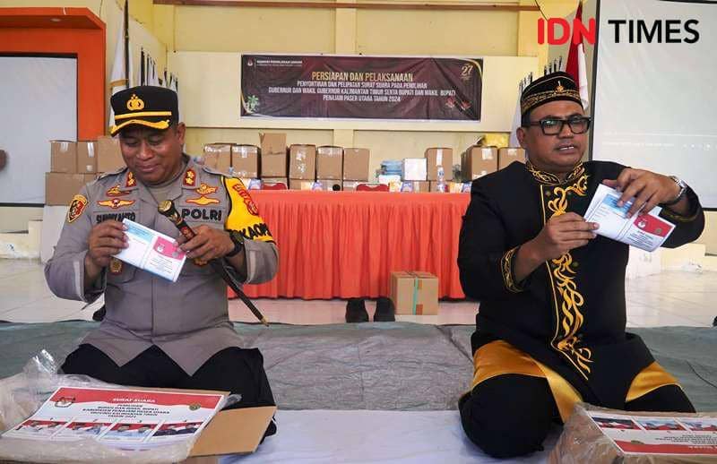 Pj Bupati PPU Zainal Arifin dan Kapolres AKBP Supriyanto peragakan pelipatan surat suara Pilkada (IDN Times/Ervan)